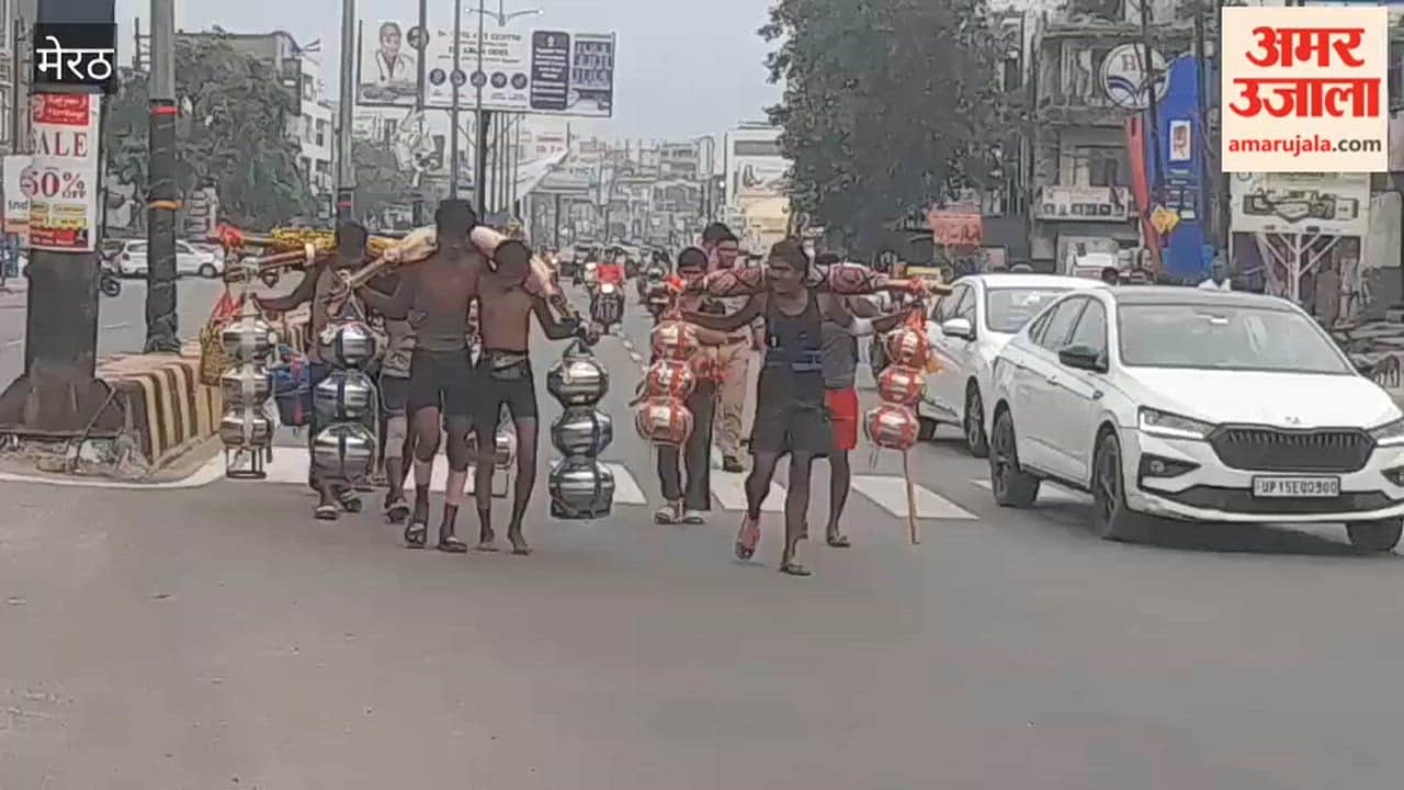 Meerut: Kanwariyas Arrive on Meerut's Delhi Road, Barricading Affects Traffic