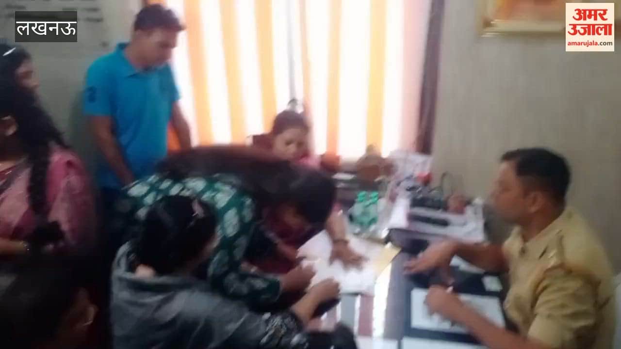 सांसद कंगना रनौत के विरुद्ध एफआईआर दर्ज करने को कांग्रेस ने लखनऊ में  दिया प्रार्थना-पत्र