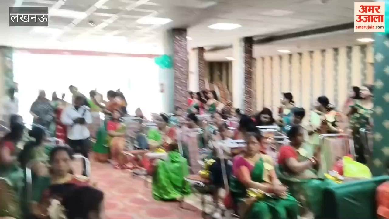 लखनऊ में आयोजित हरियाली तीज कार्यक्रम में ब्रजेश पाठक की पत्नी नर्मदा पाठक ने लिया हिस्सा
