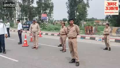 Police struggle to manage traffic on the Delhi-Lucknow Highway