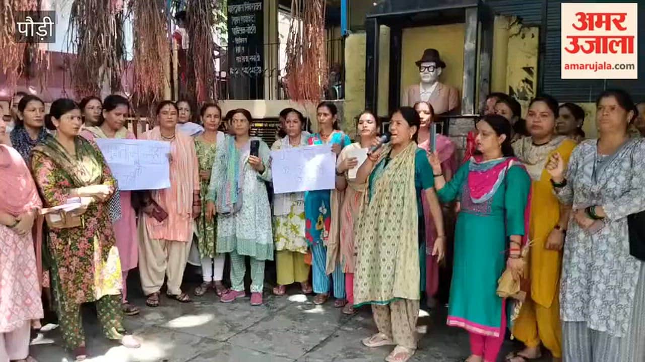 Pauri:Women raised loud slogans against the government as the sit-in protest completed 500 days