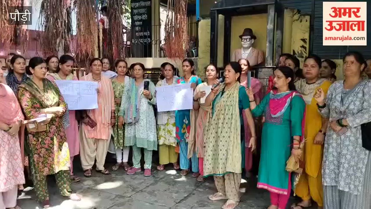 Pauri:Women raised loud slogans against the government as the sit-in protest completed 500 days