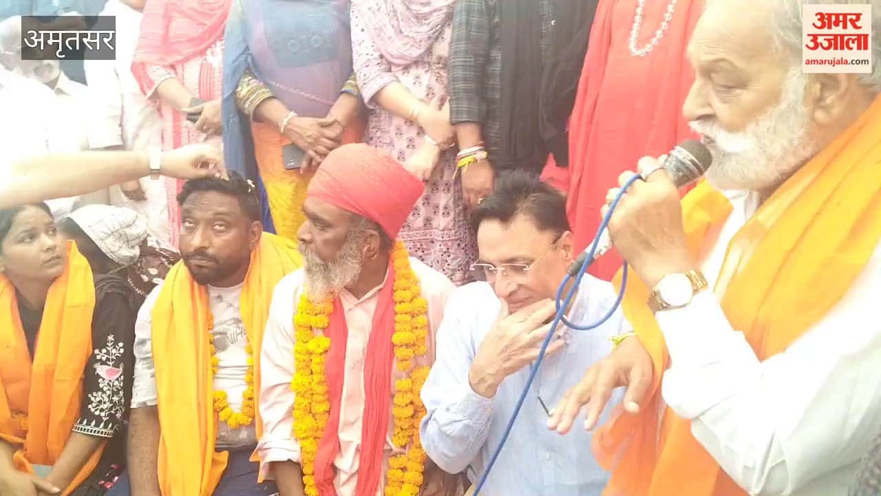 AAP MLA Ajay Gupta arrives at Bhandari Bridge to join the sit-in protest