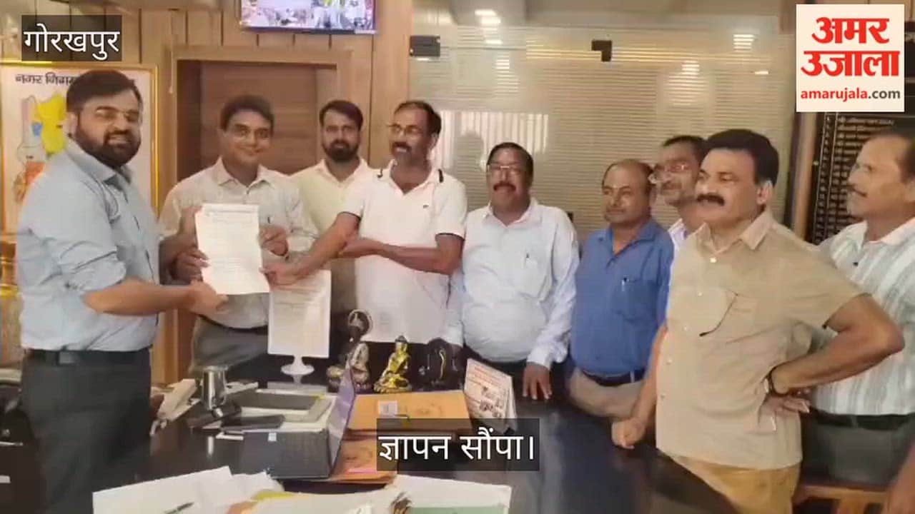 Access to Chatori Gali blocked; traders submit memorandum to Municipal Commissioner.