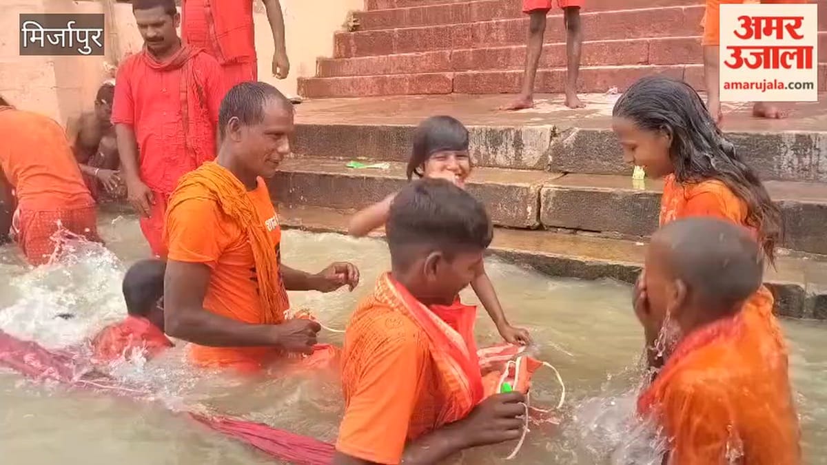 मिर्जापुर में बरियाघाट से शिवद्वार के लिए रवाना हुए कांवड़िए, VIDEO