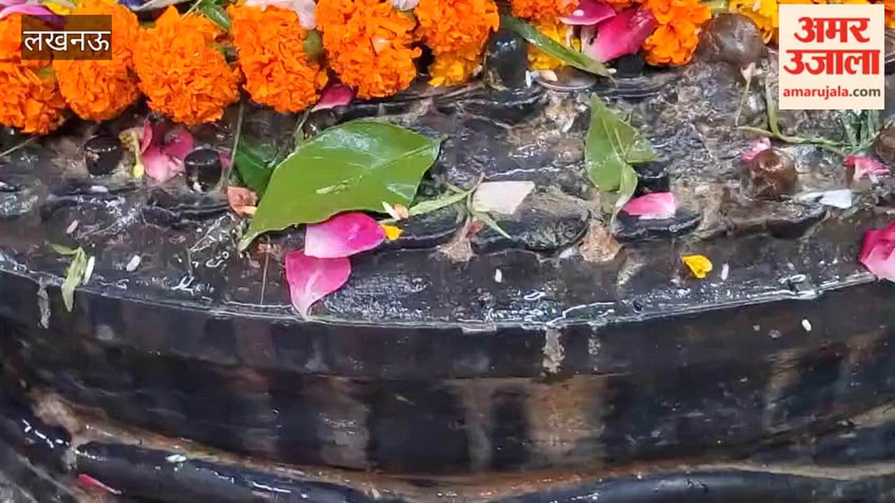 लखनऊ में रानी कटरा के बड़ा शिवाला में सावन के पहले सोमवार को जलाभिषेक को उमड़े भक्त