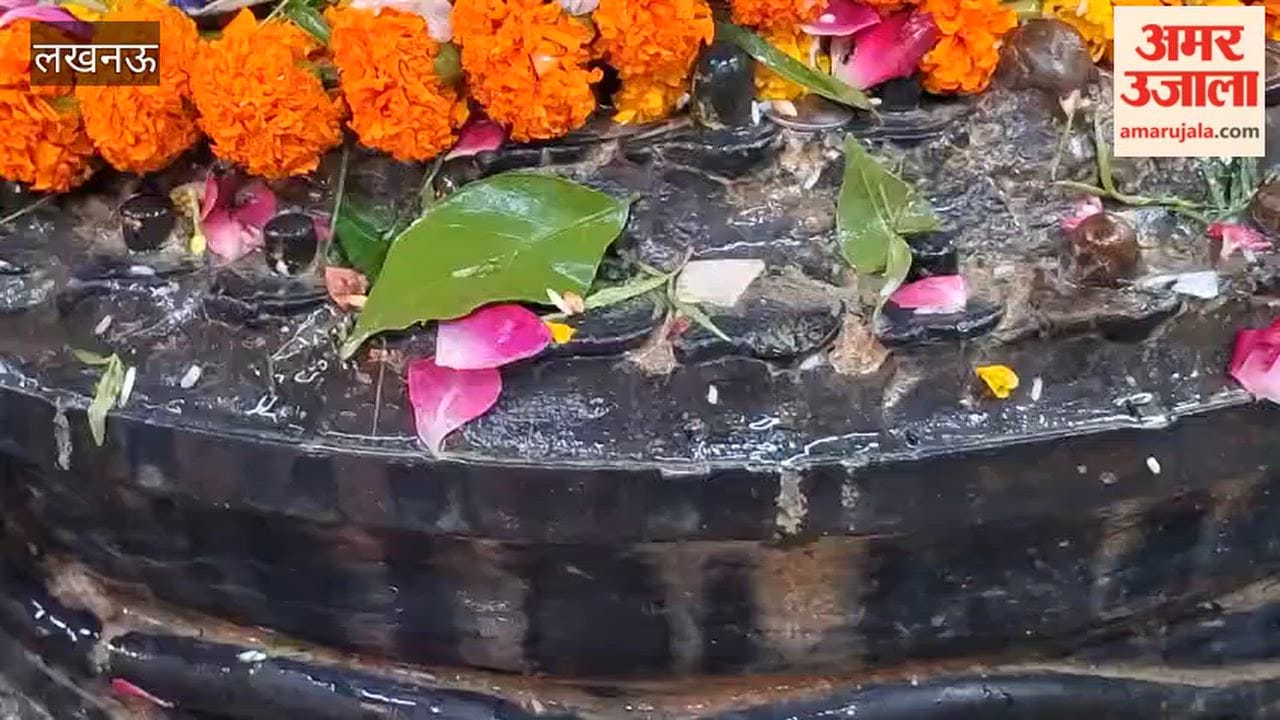 लखनऊ में रानी कटरा के बड़ा शिवाला में सावन के पहले सोमवार को जलाभिषेक को उमड़े भक्त