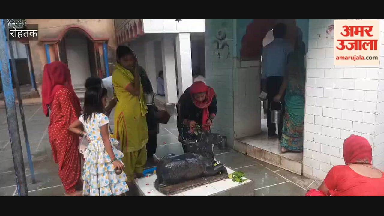 During the month of Shravan, the Jalabhishek of Lord Shiva and the *Bhasma Aarti* (ritual offering of sacred ash) took place amidst the chanting of mantras at Shiva temples.
