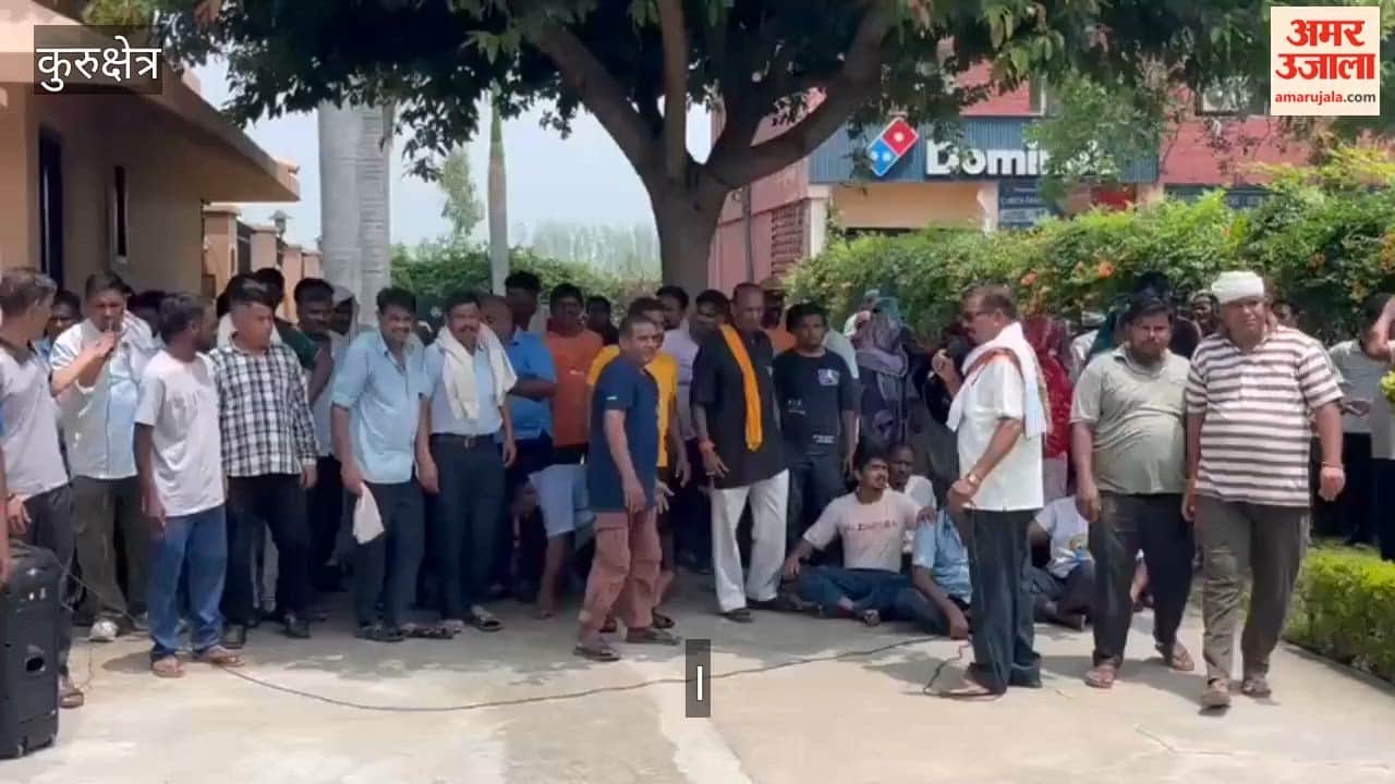 Mess staff protest in Kurukshetra; two-hour sit-in outside the Director's office.