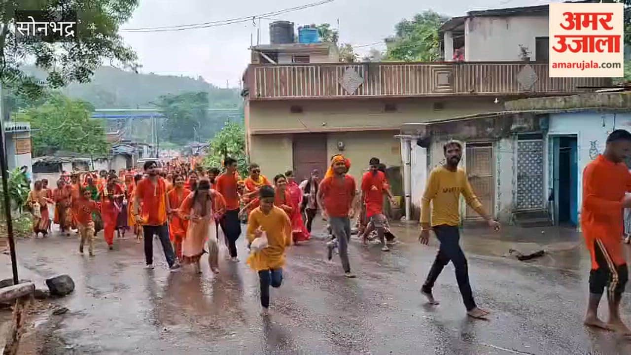 Kanwariyas performed the *Jal-abhishek* of Baba Trilokinath after bringing water from Arjun Ghat
