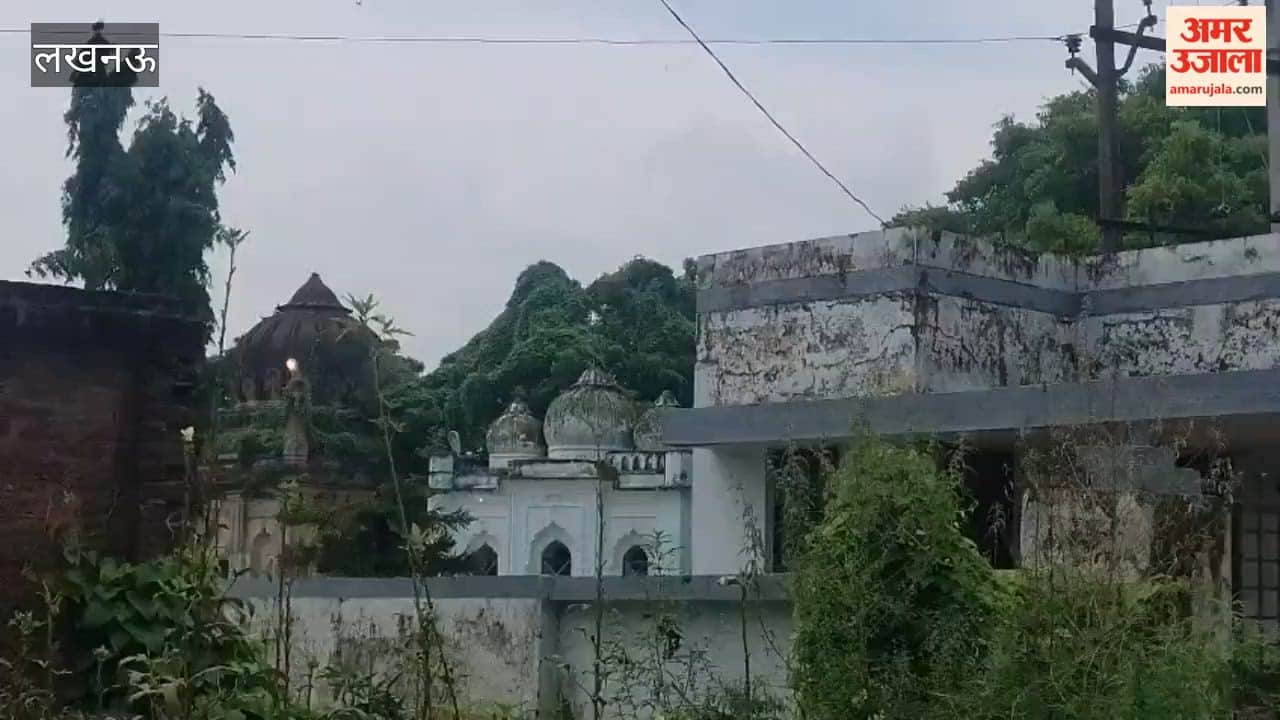 लखनऊ के कसमंडी कलां में विवादित ढांचे पर जल चढ़ाने को अड़े लाखन आर्मी के कार्यकर्ता