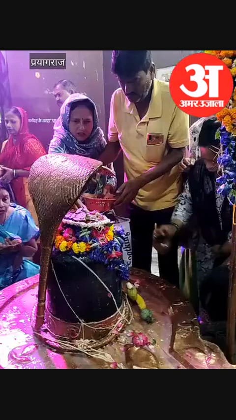 सावन के पहले सोमवार पर शिवालयों में उमड़ी भक्तों की भीड़