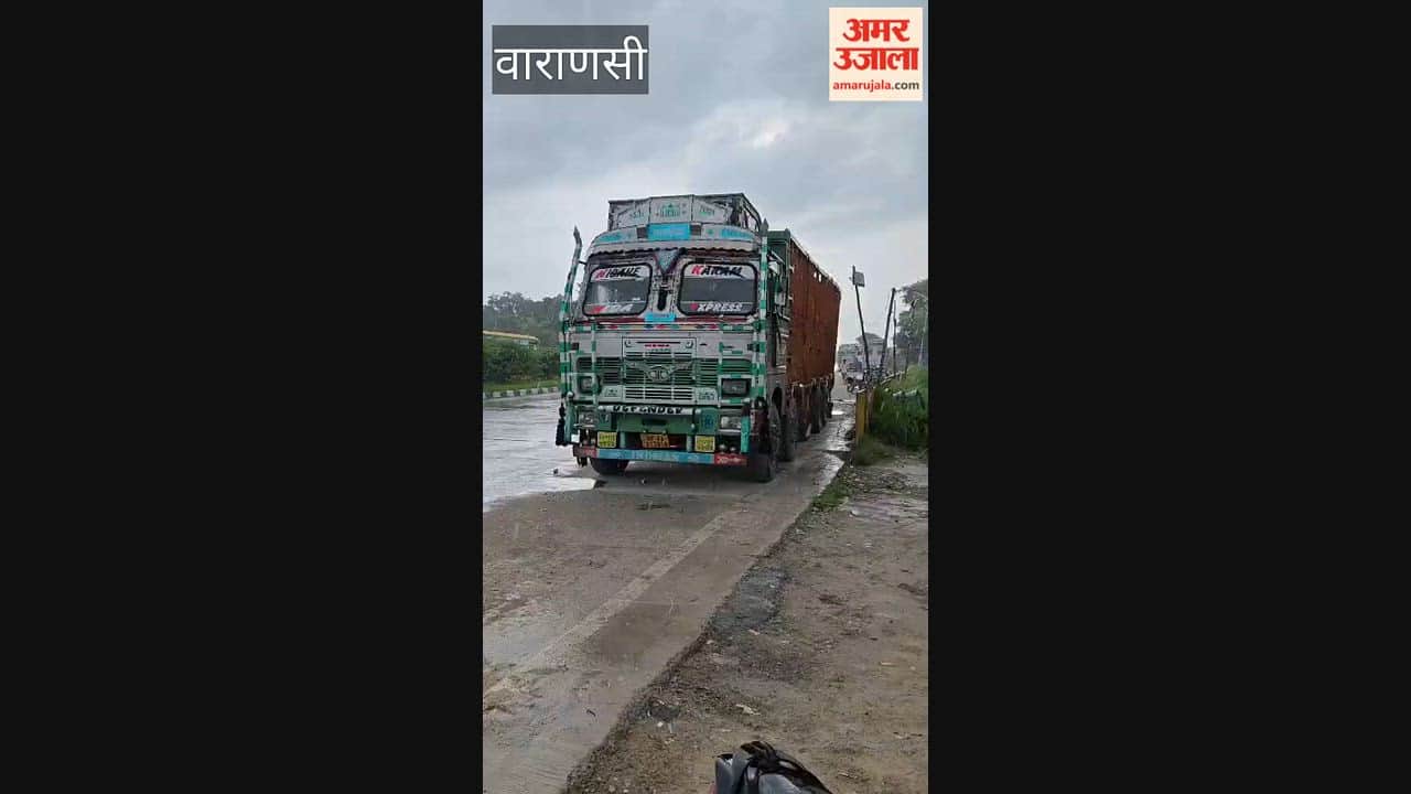 Pilgrims' car rams into parked truck; two dead, three injured