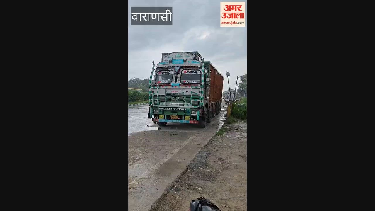 Pilgrims' car rams into parked truck; two dead, three injured