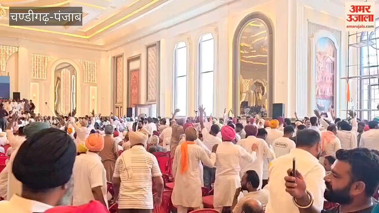 Channi supporters raised slogans in front of Raja Warring in Bathinda.