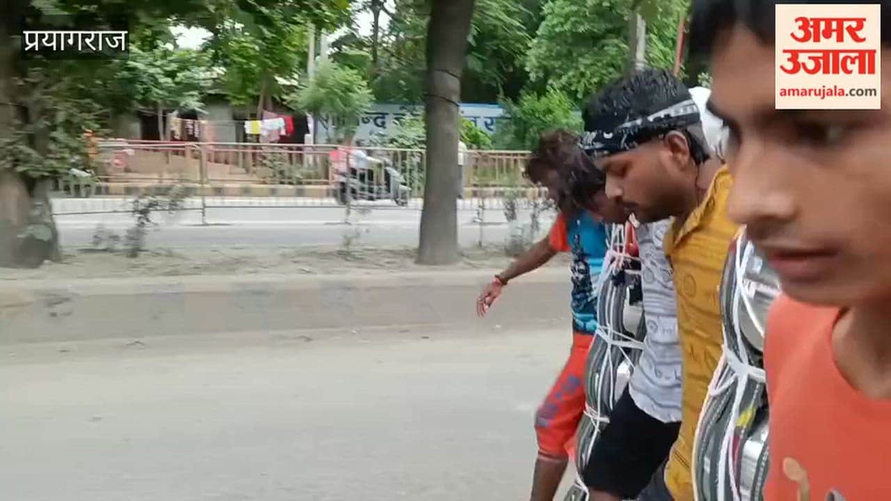 Seven friends set off for Kashi carrying 101 liters of Ganga water in a *kanwar*.