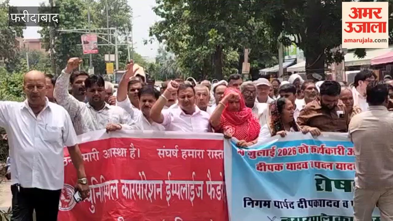 Municipal Corporation employees protest against Councilor Deepak Yadav