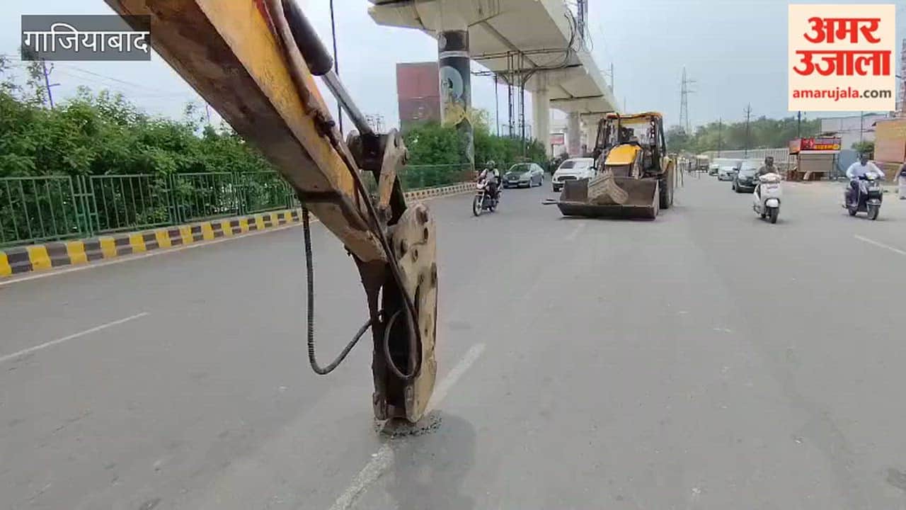 Municipal Corporation team is installing barricades on GT Road