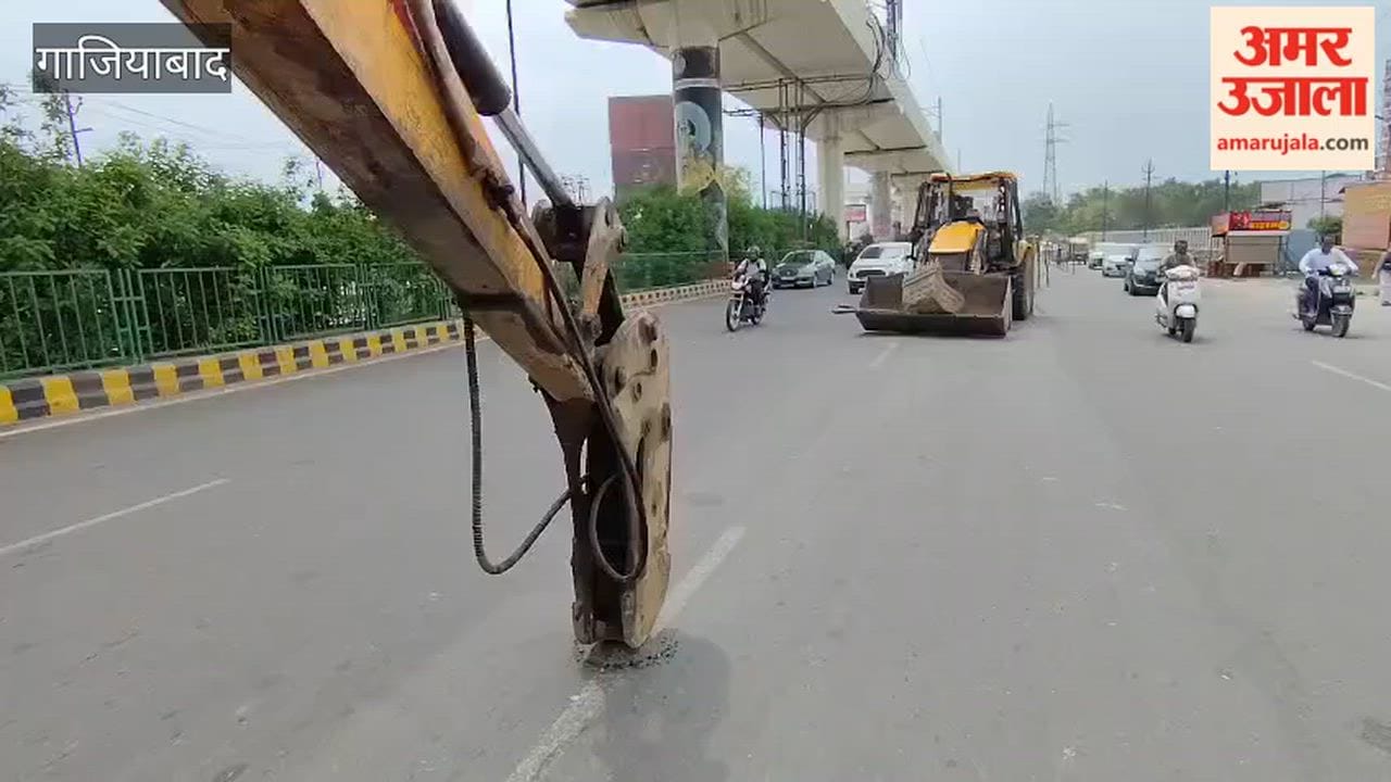 Municipal Corporation team is installing barricades on GT Road