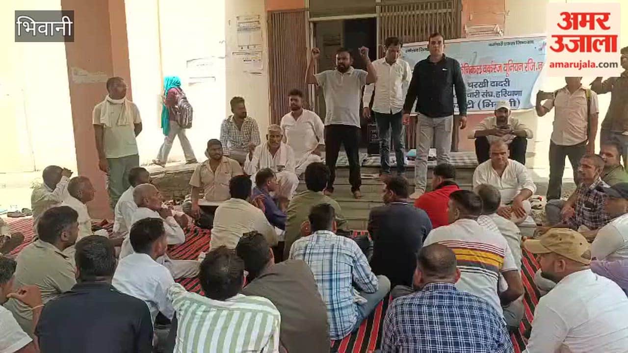 Bhiwani PWD Mechanical Workers' Union staged a protest at the Superintending Engineer's office.