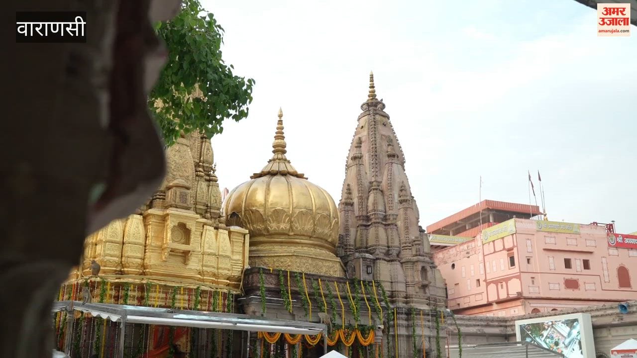 Four lakh devotees offered prayers at the Kashi Vishwanath Temple