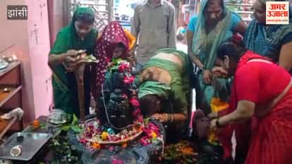 The city became immersed in devotion to Lord Shiva on the first Monday of Sawan; a massive surge of devotees thronged the temples.