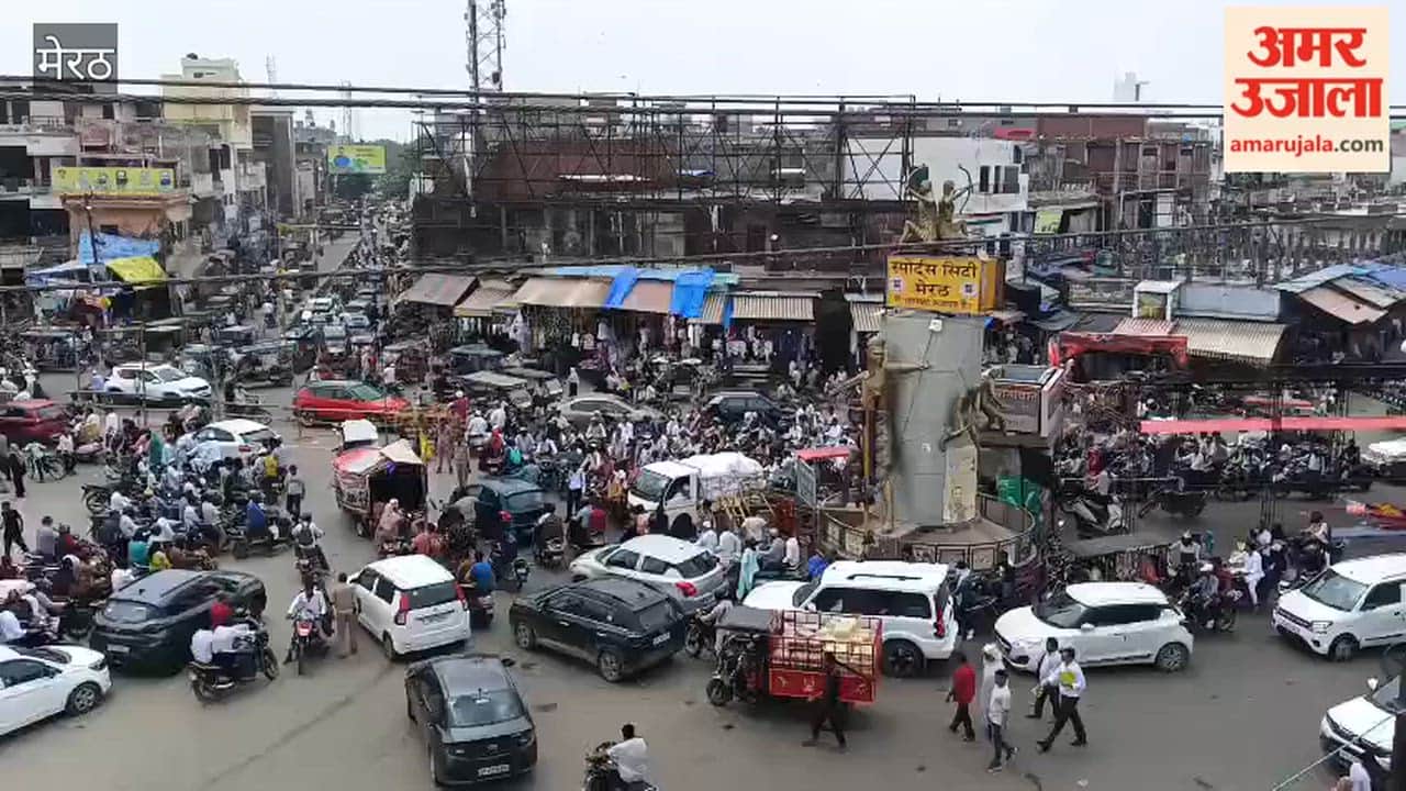 Meerut: Vehicles crawled at major intersections amidst the Kanwar Yatra; traffic jams occurred at various locations.