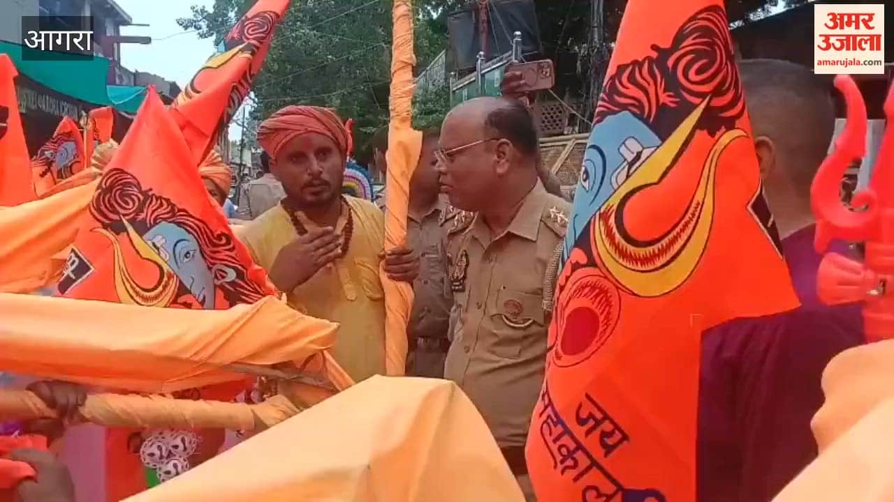 Hindu Mahasabha officials who were going to offer Ganga water at Taj Mahal had scuffle with police