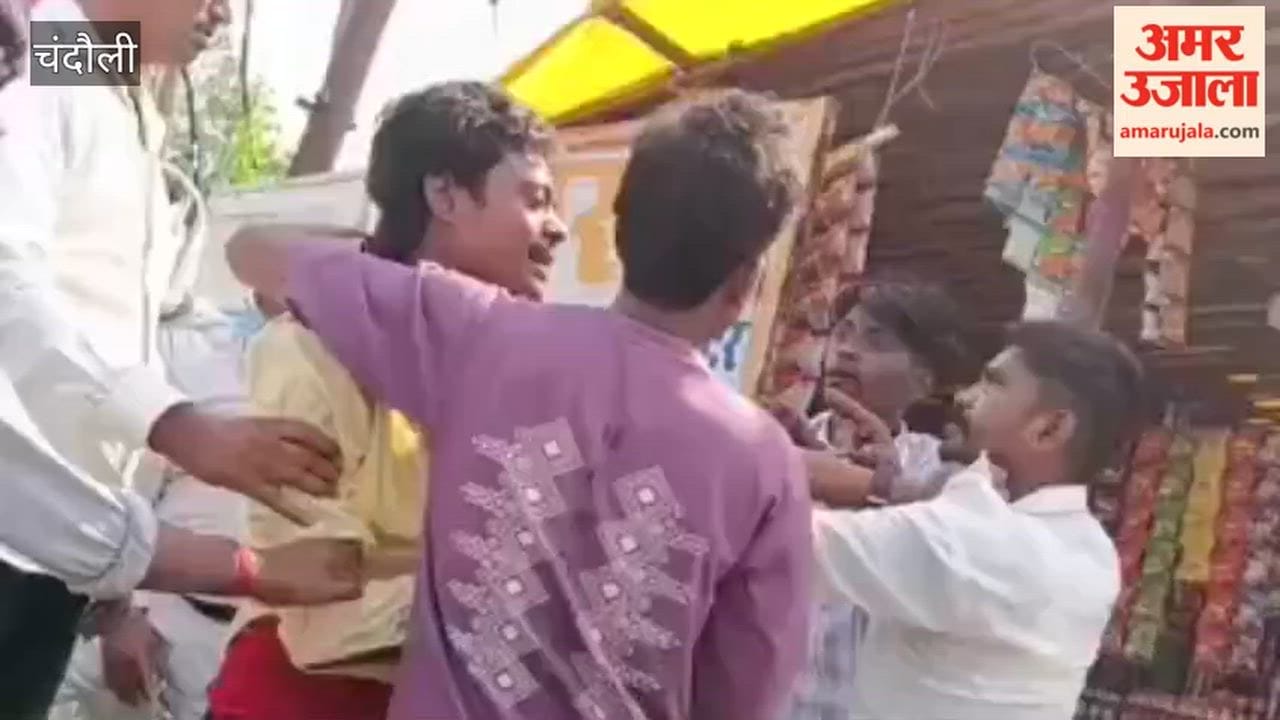 Youth beaten up in broad daylight; kicks and punches exchanged on the street while the crowd remained mere spectators
