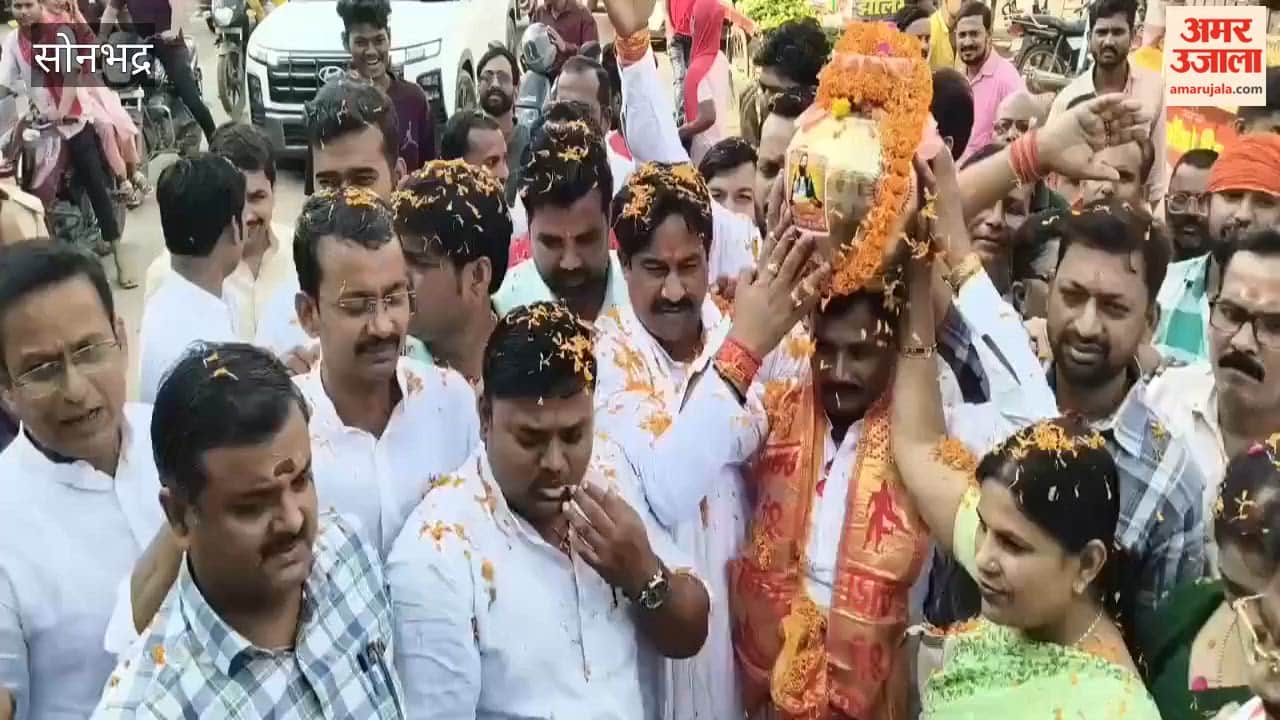 Grand welcome for the Sant Ravidas Kalash Yatra; greeted with a shower of flowers