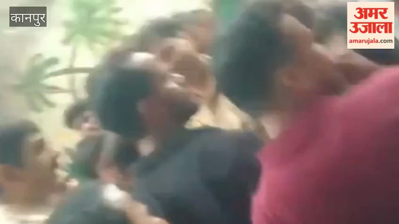 Kanpur: Youth killed after being hit by a loader; family blocks road with the body