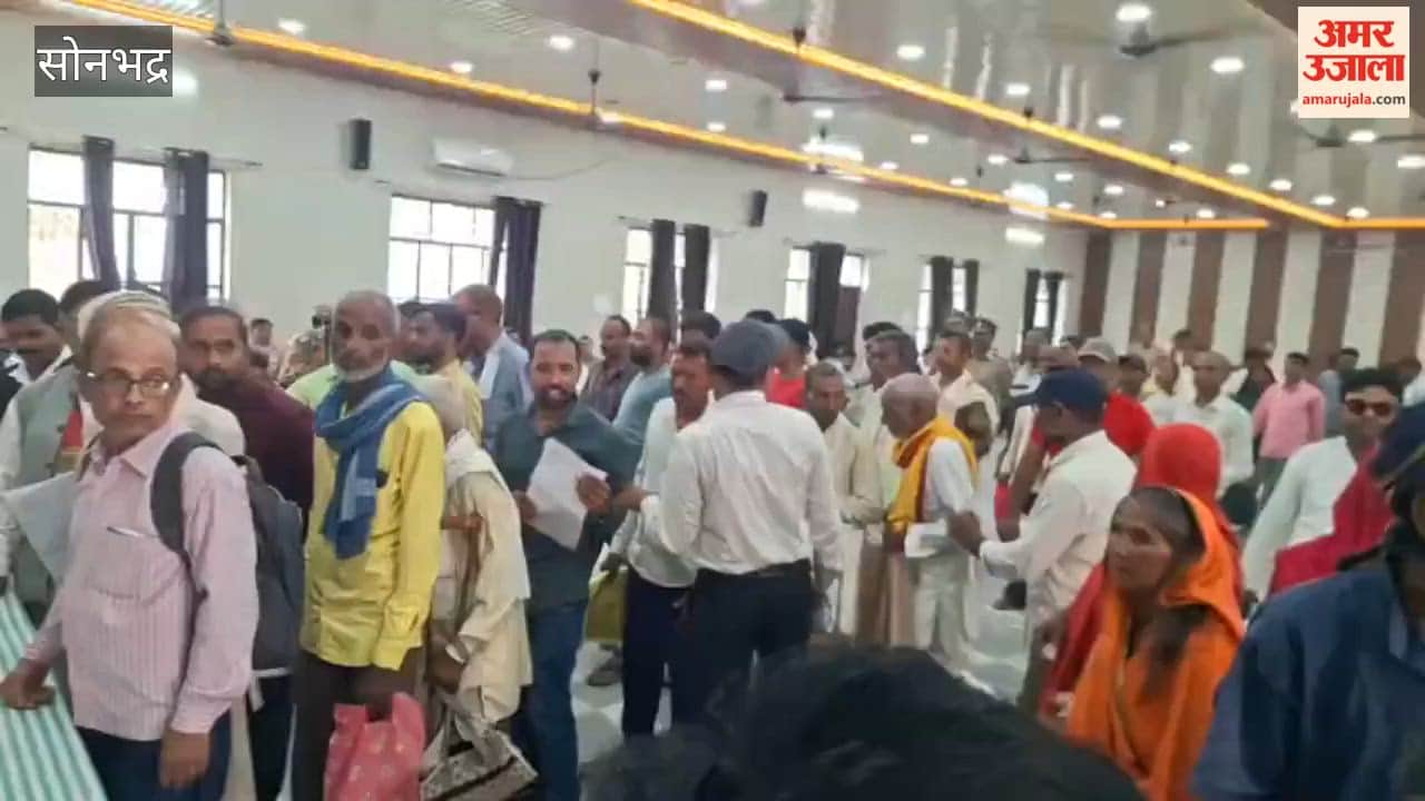 Nandlal from Chainpur presented his grievance at the 'Sampoorna Samadhan Diwas' (Comprehensive Grievance Redressal Day); the DM issued instructions for action