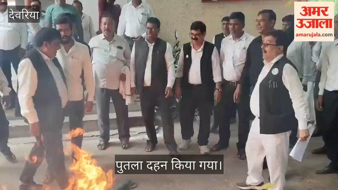 Lawyers burn effigy in protest against corruption at Deoria Tehsil.