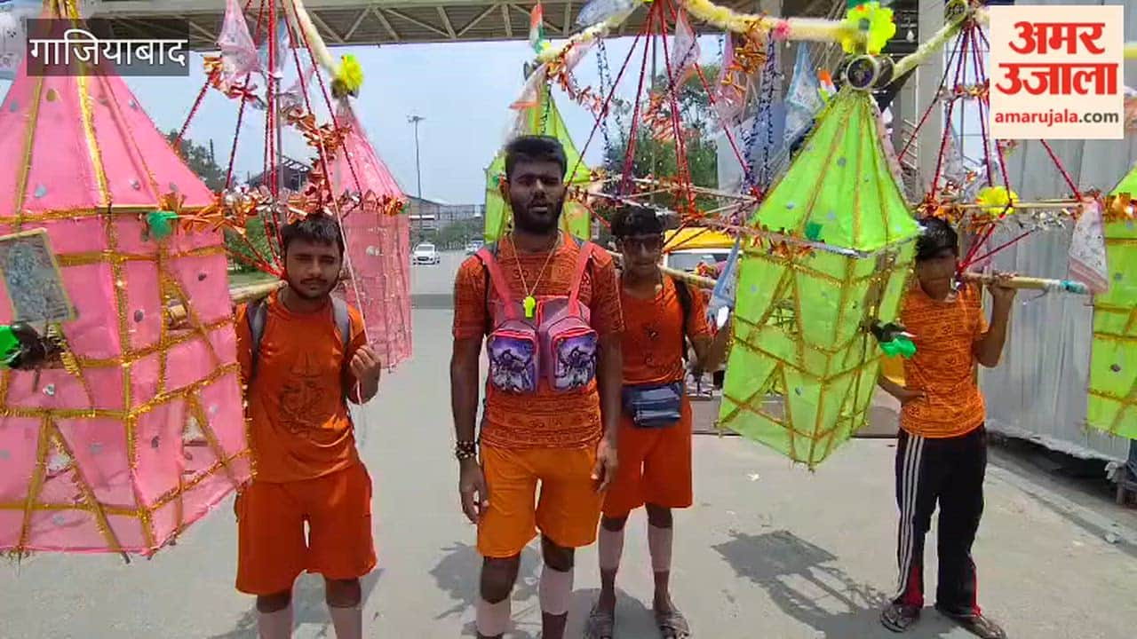 Kanwariyas carrying Ganga water from Haridwar passing by Moksha Dham on GT Road