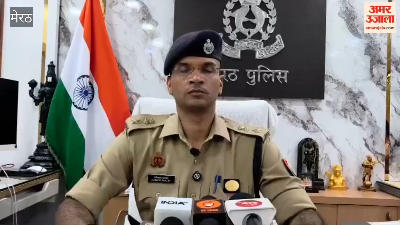 Meerut: Smuggler arrested with 21 country-made pistols and weapon-manufacturing tools.