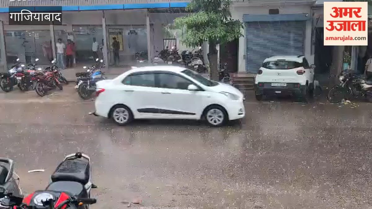गाजियाबाद में दोपहर 2:45 पर हुई बारिश में लोहिया नगर से गुजरते वाहन