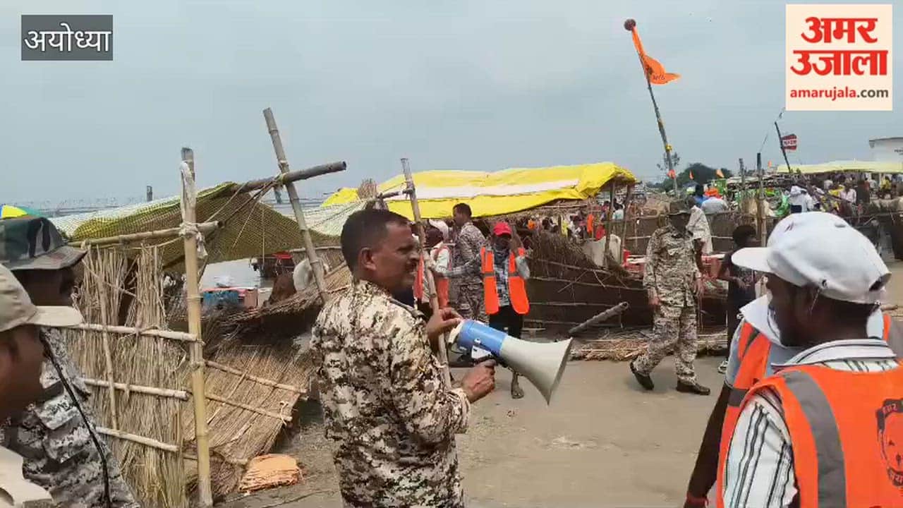 अयोध्या में पुरोहितों की जीविका पर संकट, घाटों से हटवाए गए तख़्त