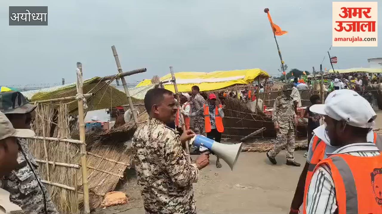 अयोध्या में पुरोहितों की जीविका पर संकट, घाटों से हटवाए गए तख़्त