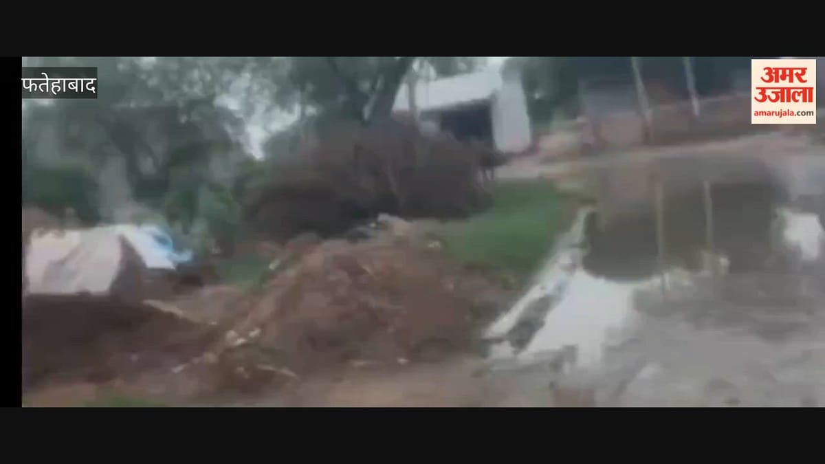 फतेहाबाद में सड़क पर पानी से हादसे, मोटरसाइकिल सवार चोटिल, सीसीटीवी फुटेज वायरल