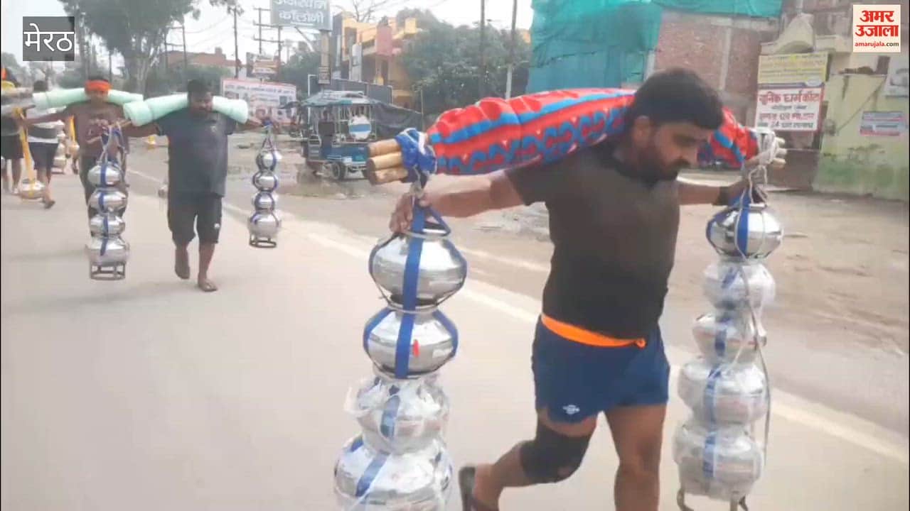 Meerut: Kanwariyas from Sikandrabad set out carrying Kalash Kanwads.