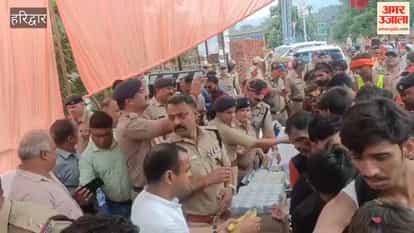 Haridwar: 'Shiv Seva' by the district administration and police, food items distributed to devotees, flower shower