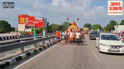 Haridwar: Shiva devotees set out from Har Ki Pauri with a 251-foot-long Tricolour Kanwar
