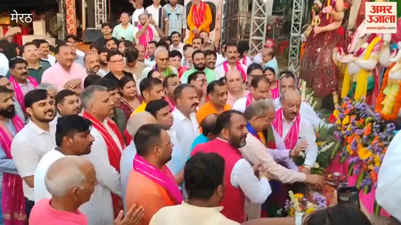 MPs, MLAs, BJP leaders, and traders served the devotees of Lord Shiva; *Prasad* and meals are being prepared using *desi ghee*.