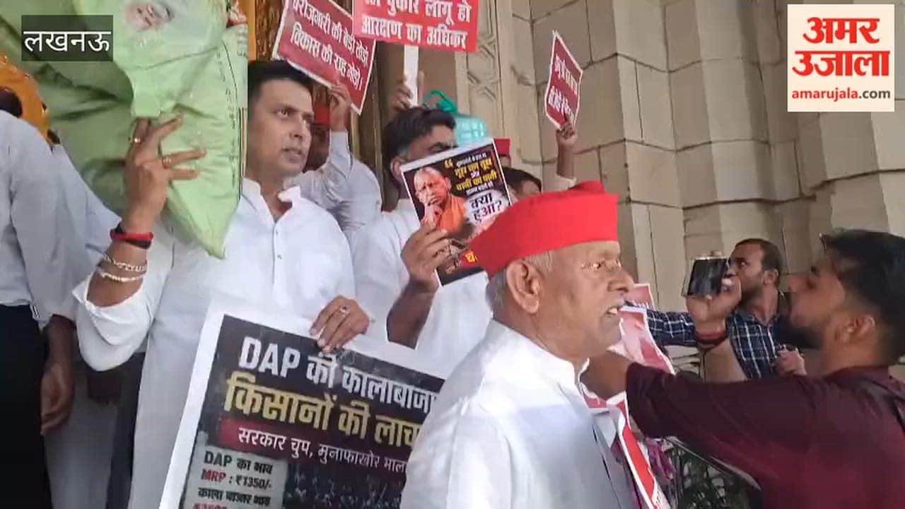 मानसून सत्र: हाथों में तख्तियां लेकर विधानसभा पहुंचे विपक्ष के विधायक, की नारेबाजी
