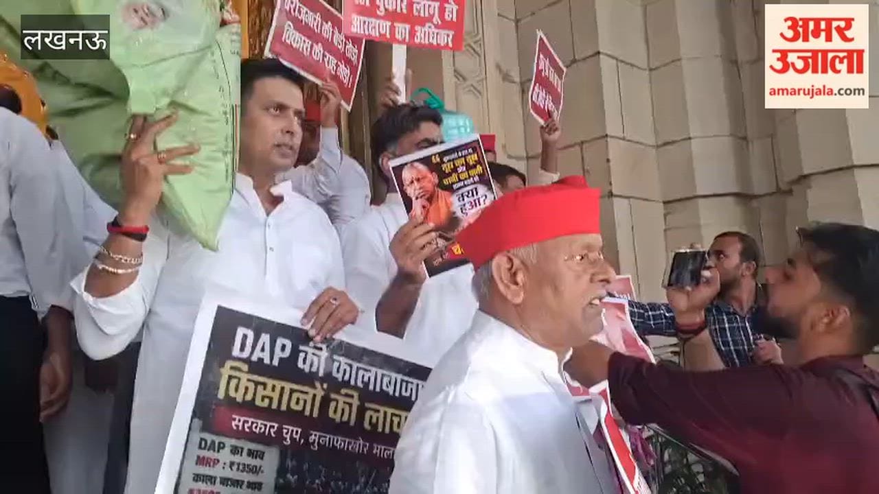 मानसून सत्र: हाथों में तख्तियां लेकर विधानसभा पहुंचे विपक्ष के विधायक, की नारेबाजी