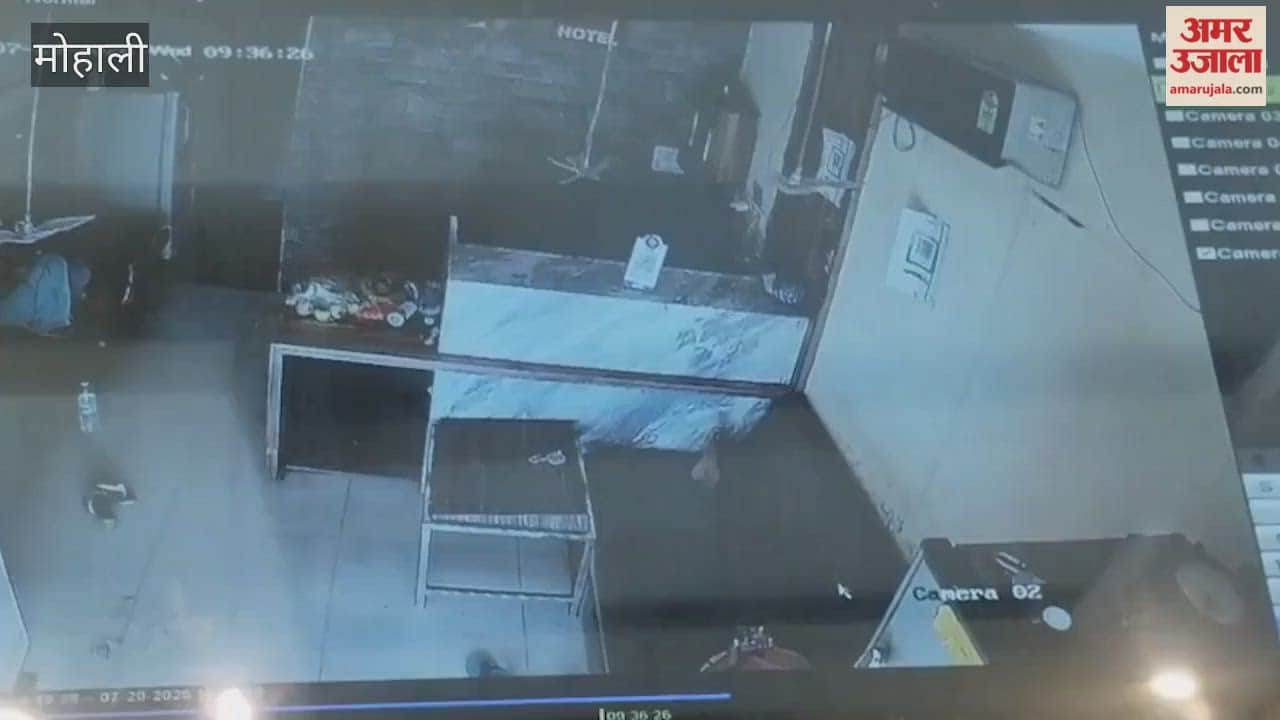 In Mohali, an outpost in-charge entered a hotel and beat up two sisters.