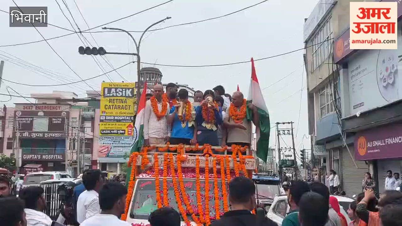 Bhiwani boxer daughters who returned with gold medal from Commonwealth Games were welcomed in Mini Cuba Bhiwani