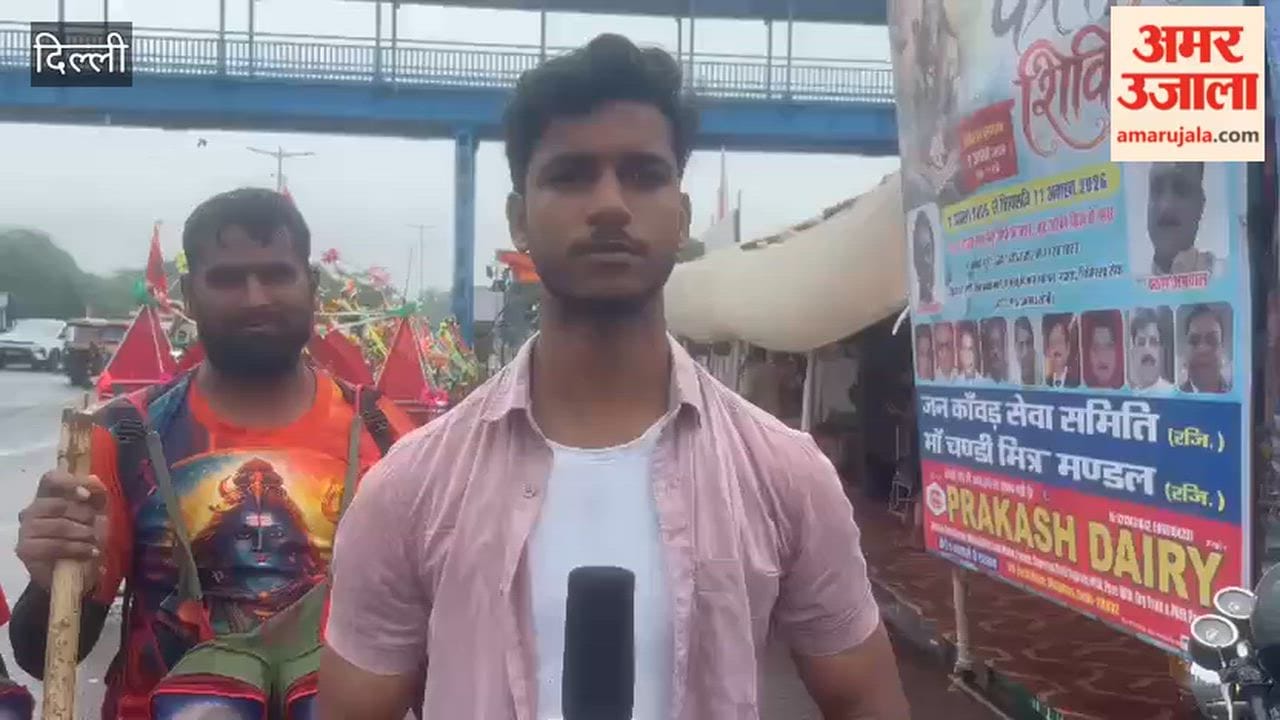 Crowd of Shiva devotees in East Delhi