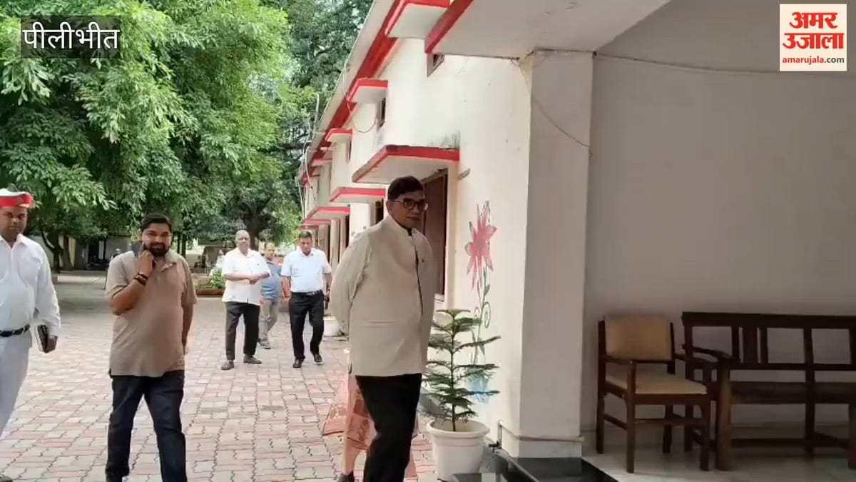 VIDEO: पीलीभीत में डीएम ने किया औचक निरीक्षण, कई कर्मचारी-अधिकारी मिले गैरहाजिर, वेतन कटेगा
