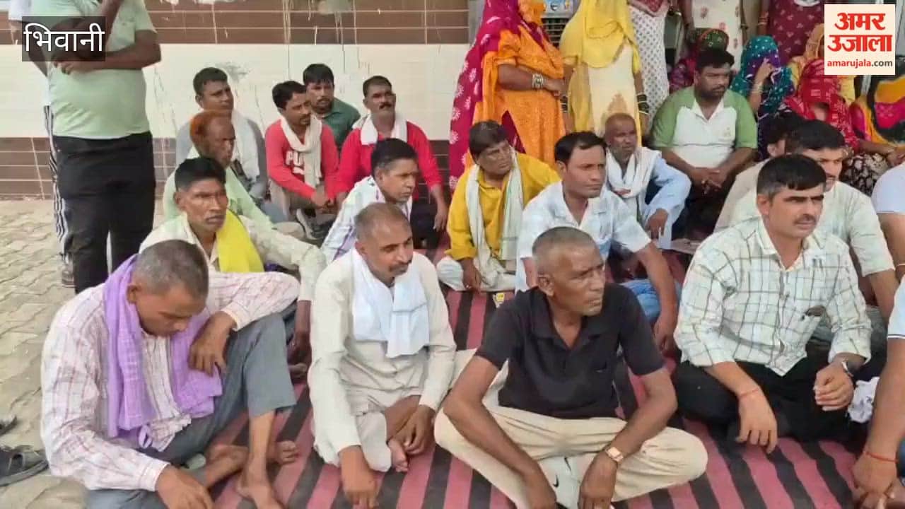 Sanitation workers on strike in Bhiwani, Loharu, and Bawani Khera; garbage piles up.